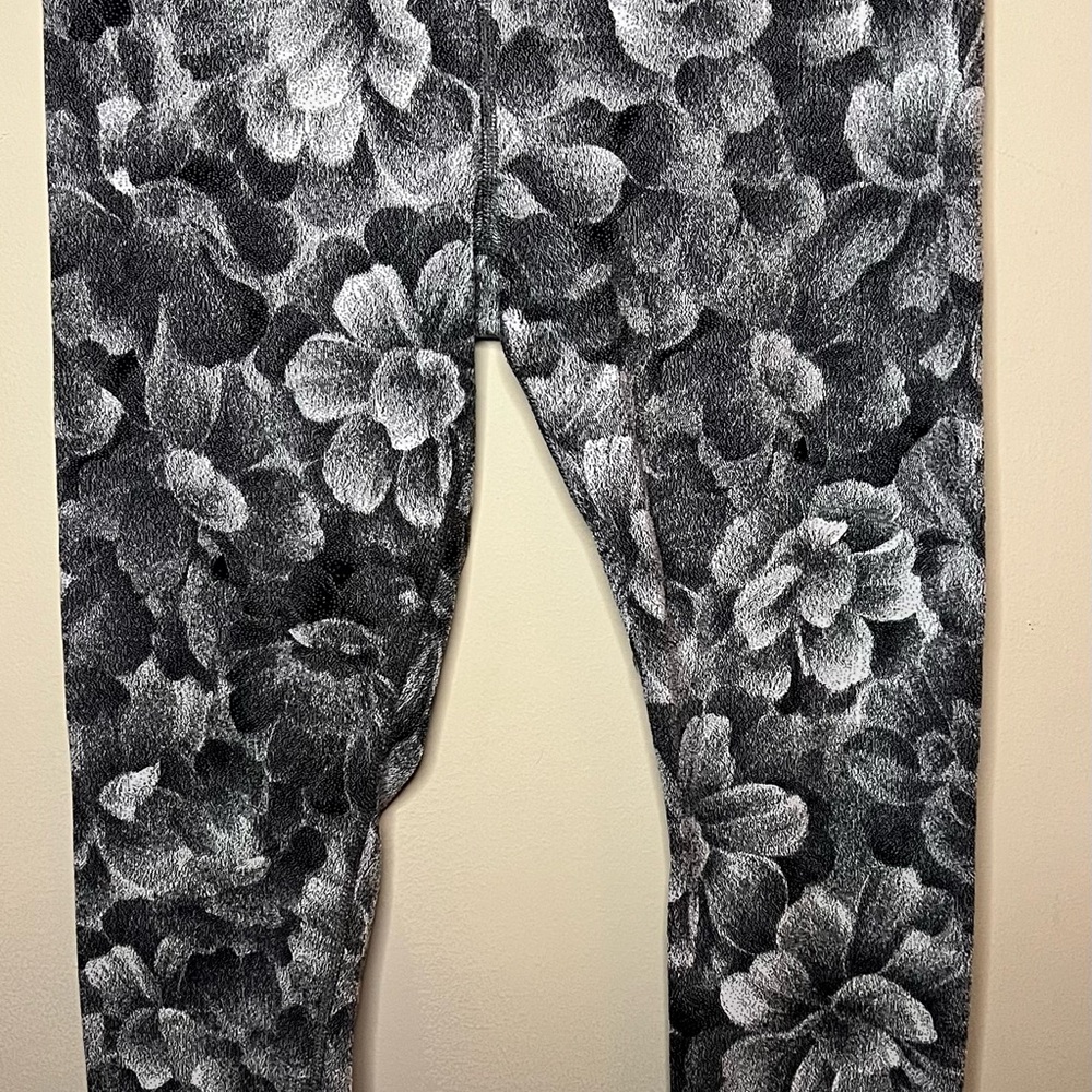 Athleta Leggings Medium Black Gray Floral Print Elation Textured Tight